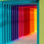 Kleurrijke Lichtval: Gebruik van Kleur in Raamdecoratie